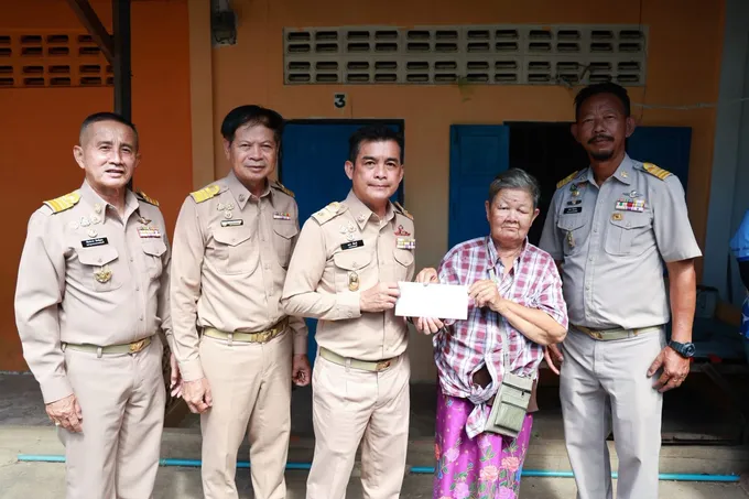 เทศบาลเมืองสัตหีบลงพื้นที่มอบเงินช่วยเหลือประชาชน เขต 1 บรรเทาความเดือดร้อน ยกระดับคุณภาพชีวิต
