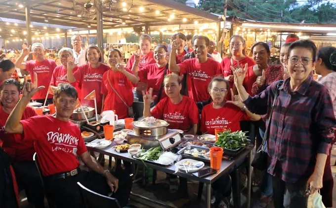 เสื้อแดงขอนแก่นกินหมูกระทะฉลอง!! "ทักษิณ" กลับบ้าน หลังศาลให้ประกันตัว