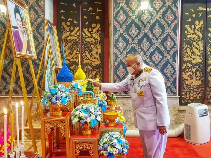 ในหลวง ร.10 ทรงพระกรุณาโปรดเกล้าฯ  ให้บำเพ็ญพระราชกุศลถวายภัตตาหารเพล แด่พระสงฆ์และสามเณร พร้อมทั้งบำเพ็ญสาธารณประโยชน์ ณ วัดโมลีโลกยารามราชวรวิหาร ในโอกาสวันเฉลิมพระชนมพรรษา สมเด็จพระบรมราชชนนีพันปีหลวง
