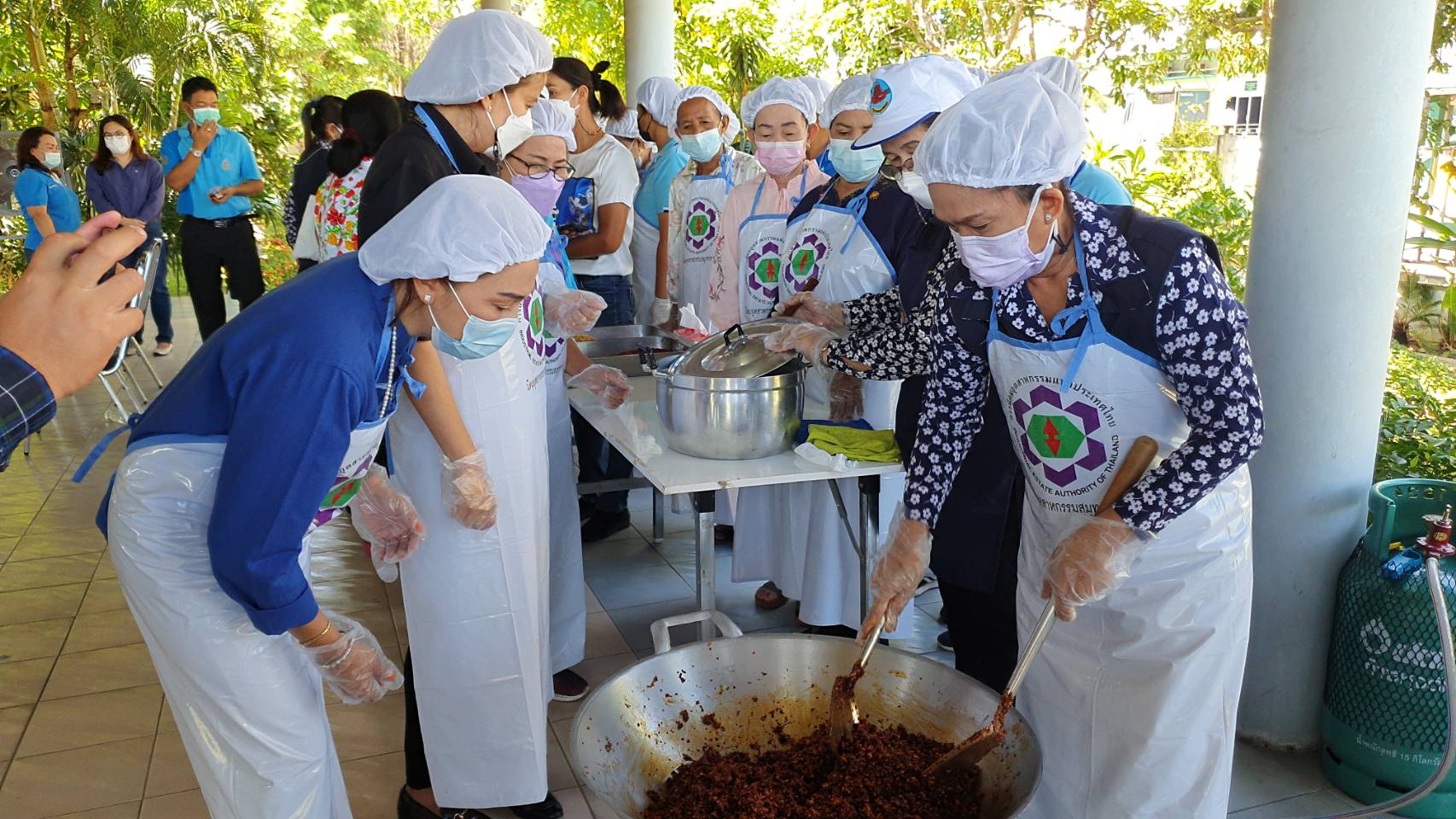 นิคมอุตสาหกรรม จับมือภาคเอกชน ส่งเสริมธุรกิจออนไลน์ “น้ำพริกอิ่มสุข” สร้างรายได้สู่ชุมชนสู้วิกฤติโควิด – 19