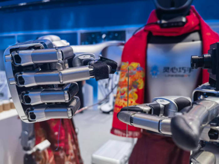 จงกวนชุนฟอรัม 2026 เผยศักยภาพ "Embodied AI" ยกระดับหุ่นยนต์อัจฉริยะผ่านนวัตกรรม "มือ" เลียนแบบมนุษย์ รองรับอุตสาหกรรมแห่งอนาคต