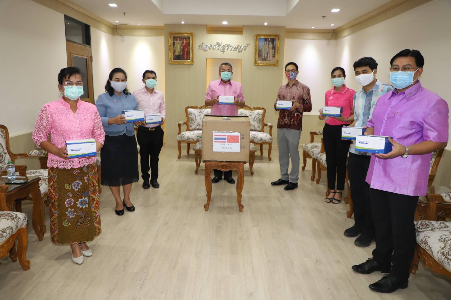 สถานกงสุลใหญ่แห่งสาธารณรัฐประชาชนจีนประจำสงขลา มอบหน้ากากอนามัยให้สุราษฎร์ธานี ป้องกันโควิด