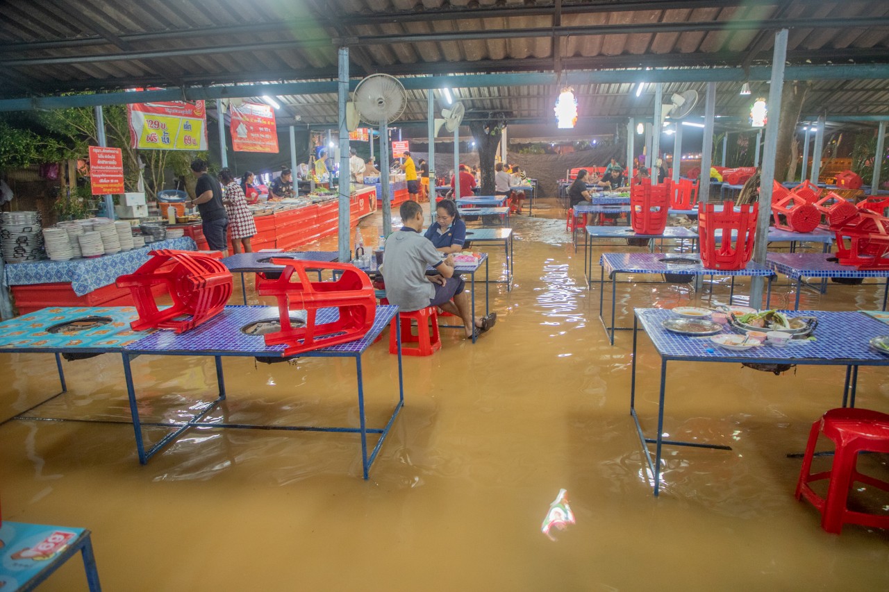 ตราดฝนตกหนัก แสนตุ้งน้ำระบายไม่ทันไหลท่วมบ้าน ร้านอาหารนับสิบ