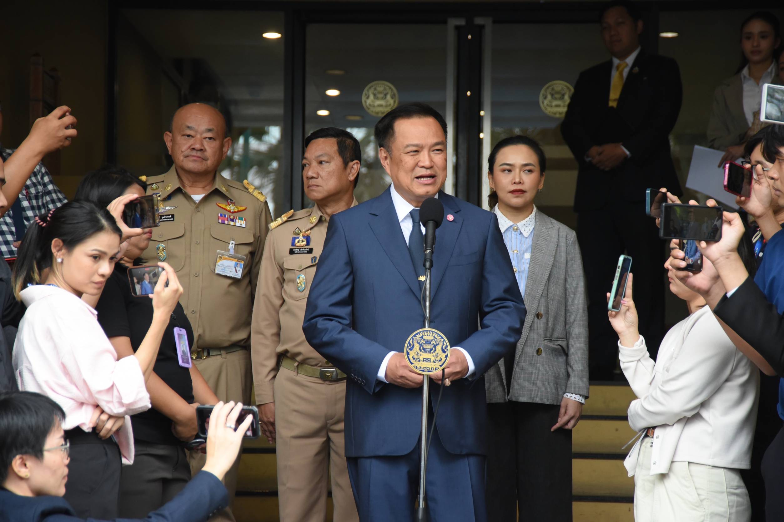 มท. จ่าย 1 หมื่น สมทบค่าล้างโคลน-ดินให้ผู้ประภัยนํ้าท่วม แยกส่วนเงินเยียวยา ยัน ทําให้เร็วที่สุด ไม่มีตกหล่น 