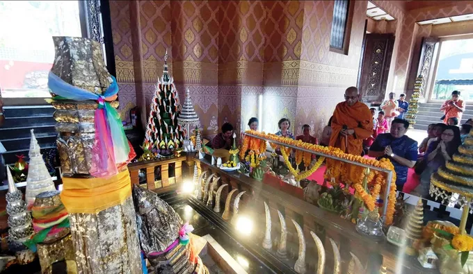 นายก ทม.บุรีรัมย์ บวงสรวงศาลพระหลักเมือง สิ่งศักดิ์สิทธิ์คู่บ้านคู่เมืองบุรีรัมย์ ในงานประเพณีสงกรานต์