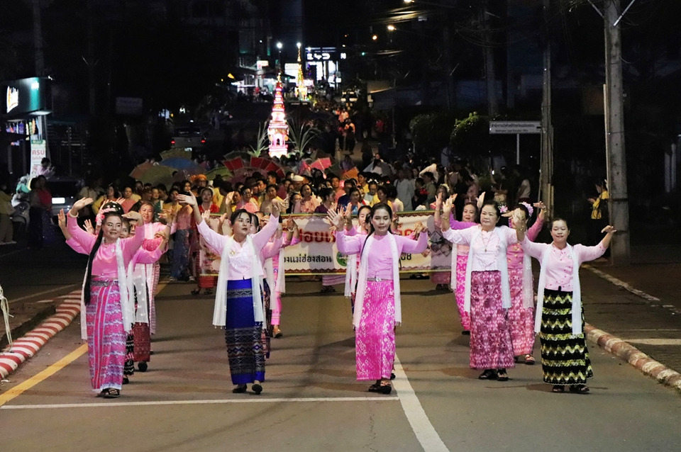 คึกคัก! ผู้ว่าฯ แม่ฮ่องสอน นำชาวบ้าน–นักท่องเที่ยว ร่วมขบวนแห่จองพารา งาน "ปอยเหลินสิบเอ็ด" สุดยิ่งใหญ่