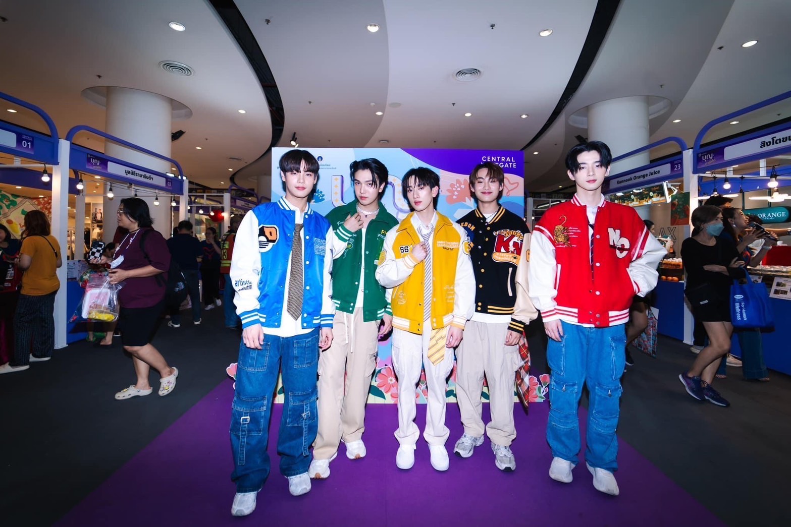 อิ่มบุญอิ่มใจ !! 5 หนุ่ม Viu Talent ปลื้มใจร่วมมอบความสุขและรอยยิ้ม ในงาน “บุญมาร์เก็ต”