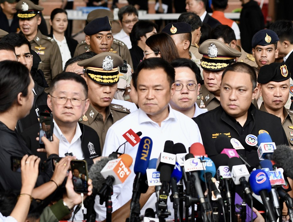 “อนุทิน” แจงสื่อต่างชาติ ชี้เหตุยิงโรงเรียนเกิดจากความเครียด - หลายปัจจัย ย้ำ รัฐไม่เปิดทางให้ประชาชนพกอาวุธในที่สาธารณะ