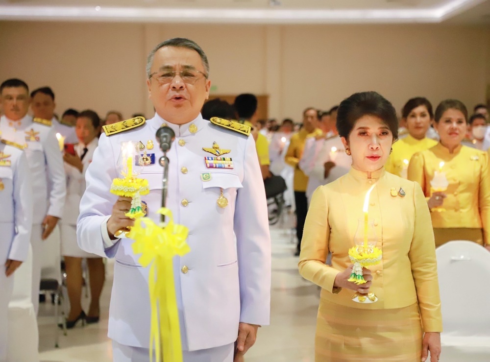 ผู้ว่าฯสุราษฎร์ธานี นำพสกนิกรร่วมพิธีจุดเทียนถวายพระพรชัยมงคล พระบาทสมเด็จพระเจ้าอยู่หัว