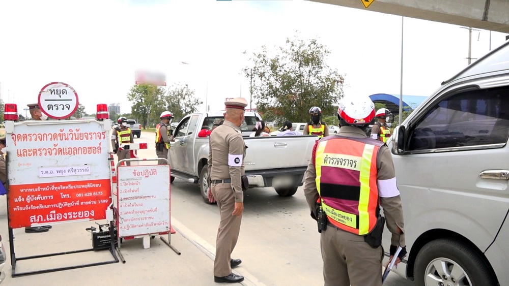 ตร.ภูธรระยอง ตั้งด่านตรวจเข้ม หลังประกาศตัดแต้มใบขับขี่