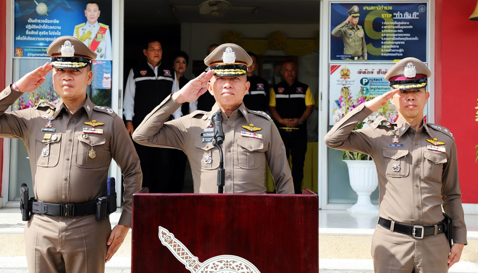 ผบช.ภ.7 ลงพื้นที่ สภ.บางเลน มอบเสื้อเกราะ 13 ตัว เสริมความปลอดภัยตำรวจชุดสืบสวน