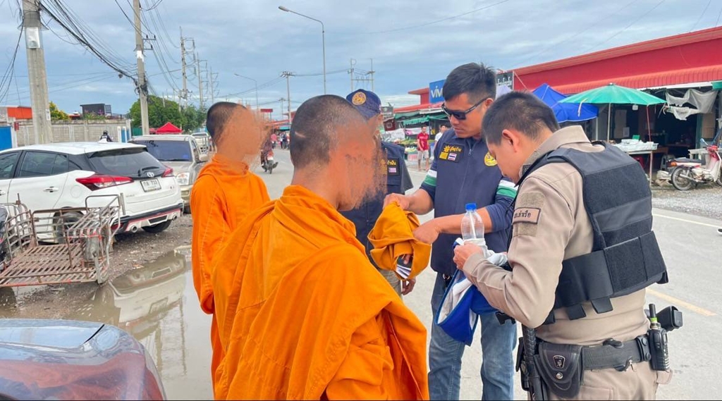 ฉาว! พระ-เณรสำนักสงฆ์ดังเมืองกาญจน์ เดินเรี่ยไรเงิน ตรวจพบฉี่ม่วง จับสึกทันที