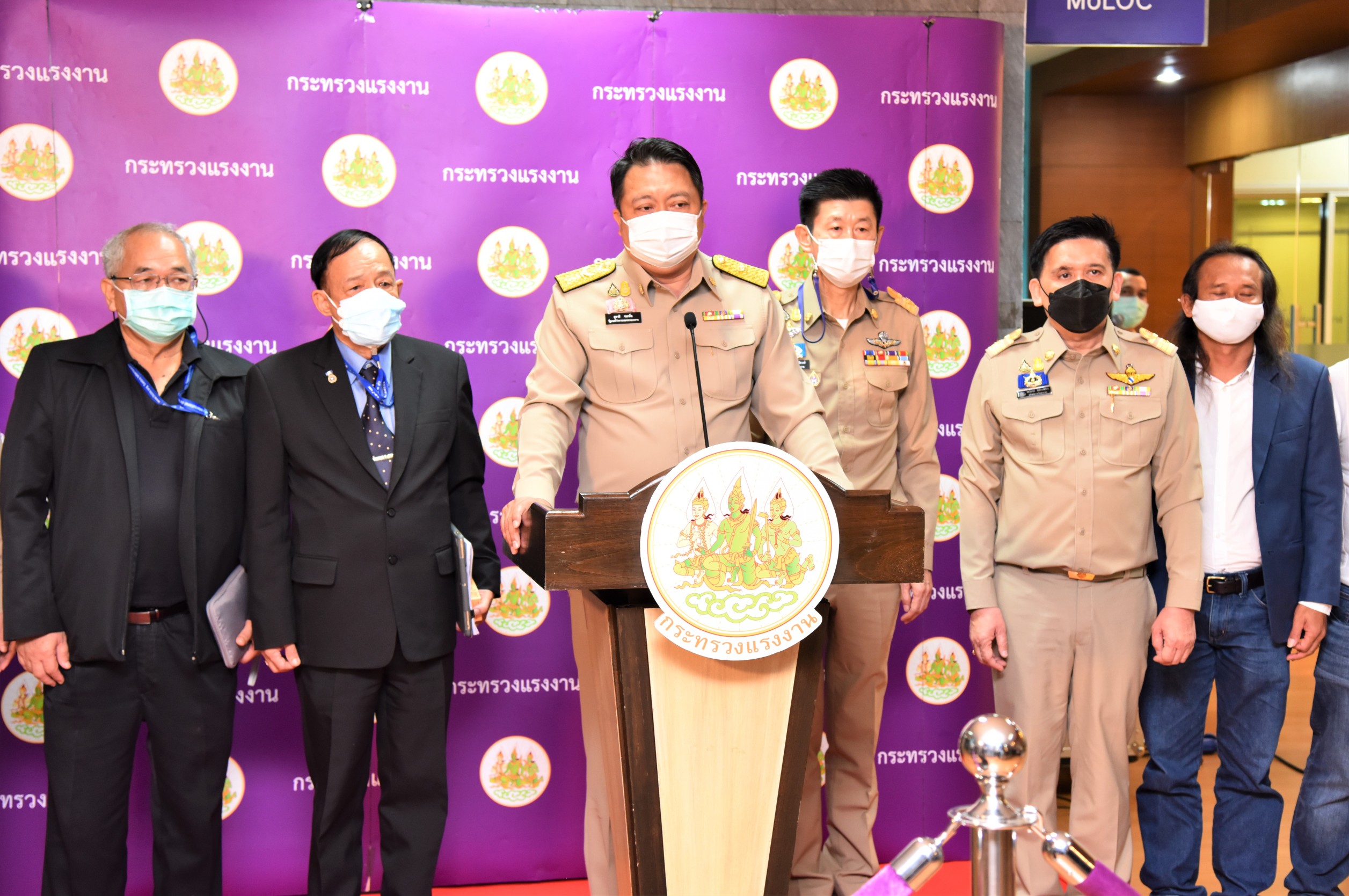 สกัดแรงงานต่างด้าวทะลักชายแดน "บิ๊กตู่" สั่ง ก.แรงงาน เชิญหน่วยเกี่ยวข้องเร่งแก้ปัญหา