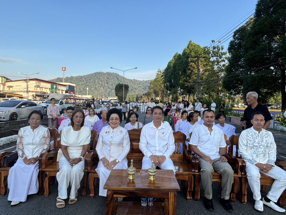คุระบุรี จัดทำบุญตักบาตรวันขึ้นปีใหม่ 2569 พุทธศาสนิกชนร่วมพิธีอย่างคึกคัก