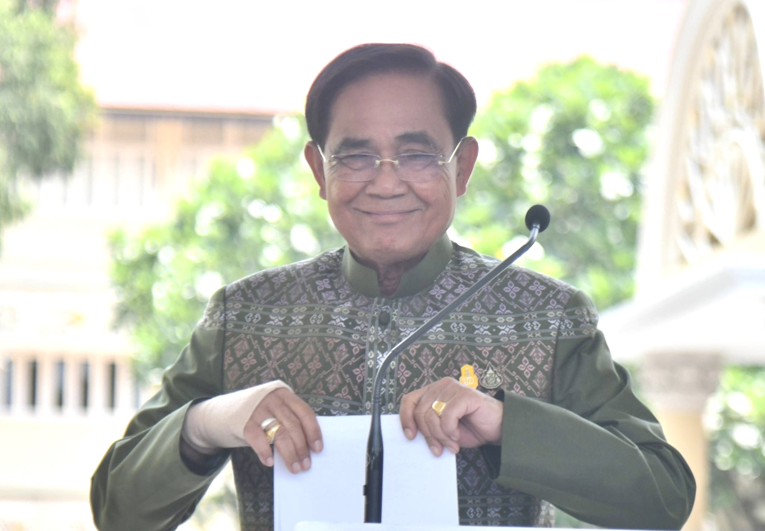 "บิ๊กตู่" โนคอมเม้นต์ หลังถูกถามจะหันหลังให้การเมืองหรือไม่ ขอบคุณปชช.ไปใช้สิทธิ์ ยินดีกับทุกพรรค ลั่นทำหน้าที่ "นายกฯ" จนมีรัฐบาลใหม่
