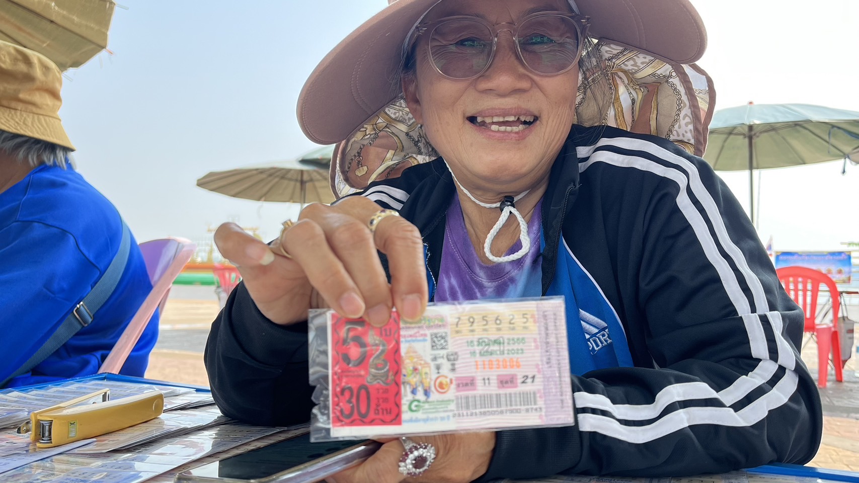 โค้งสุดท้าย!!เลขเด็ดหมอลำสาวดาวรุ่ง"อุ๋งอิ๋ง" 625 ขายดีเกลี้ยงแผง