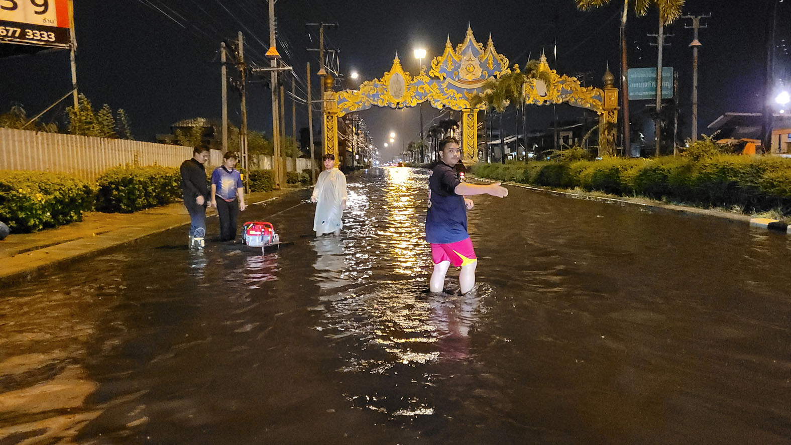 ซ้ำซากจุดเดิม ฝนกระหน่ำถนนแพรกษาน้ำท่วม แยกหอนาฬิกาปากน้ำ ไม่น้อยหน้าน้ำท่วมรอบแรก