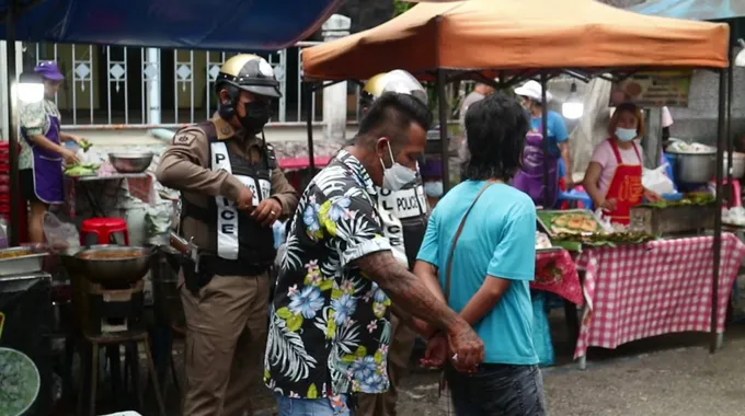 เมืองตรัง วุ่นทั้งตลาด! สาววัย 30 ปี ป่วยจิตเวช ใช้คัตเตอร์ปาดคอ-แขน ร่างโชกเลือด หวังฆ่าตัวตาย