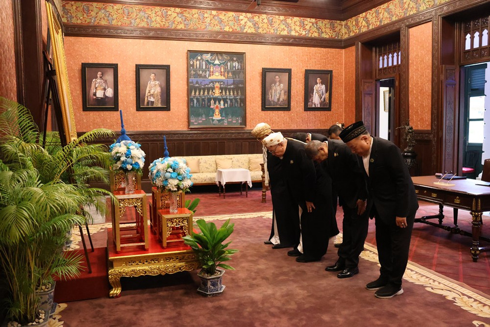 จุฬาราชมนตรี พร้อมคณะ ร่วมลงนามถวายความอาลัย “สมเด็จพระพันปีหลวง”
