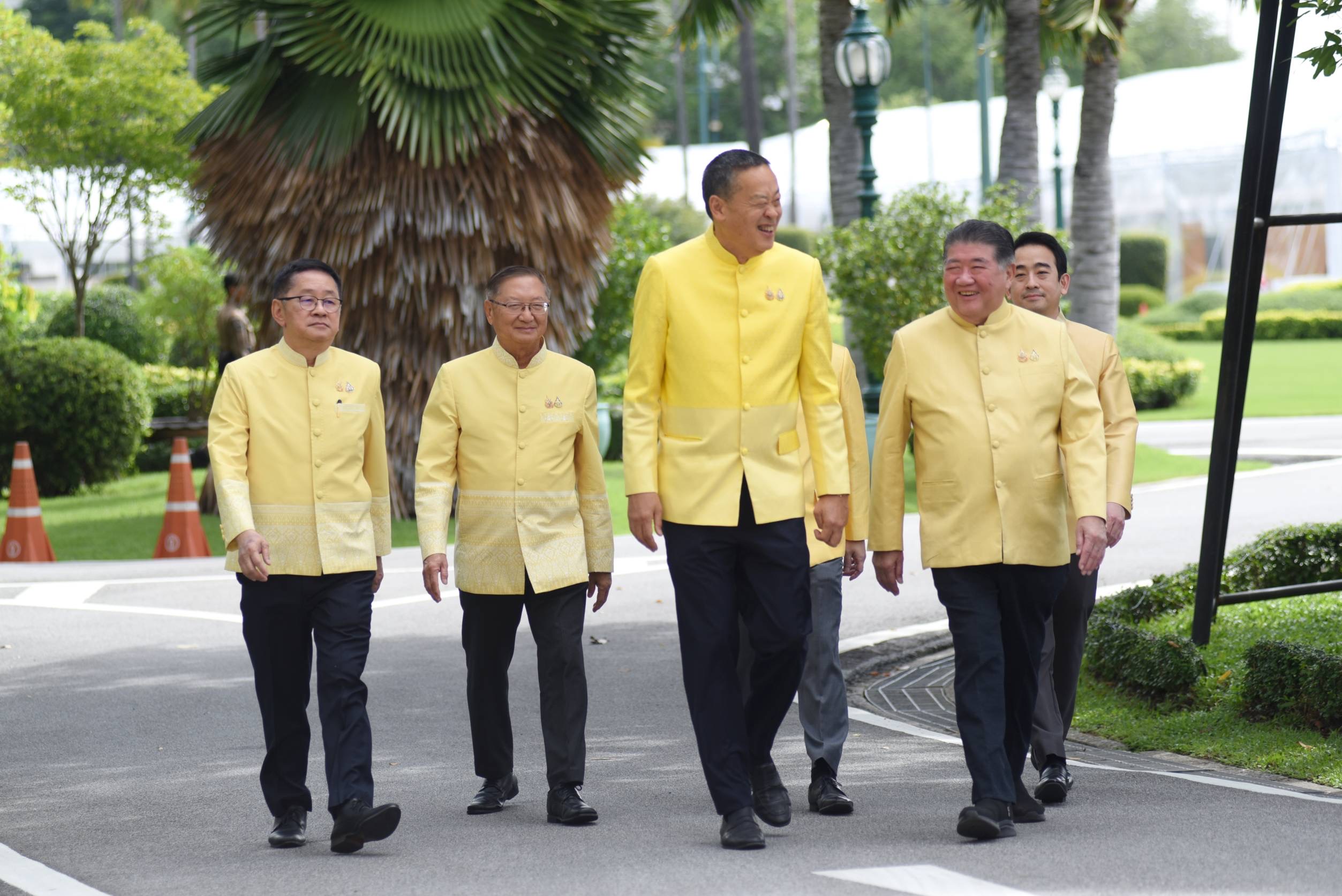 นายกฯ เชิญปวงชนชาวไทยแสดงพลังจงรักภักดี-สามัคคี เทิดพระเกียรติในหลวง  พร้อมเชิญชวน ปชช. ใส่เสื้อเหลือง 