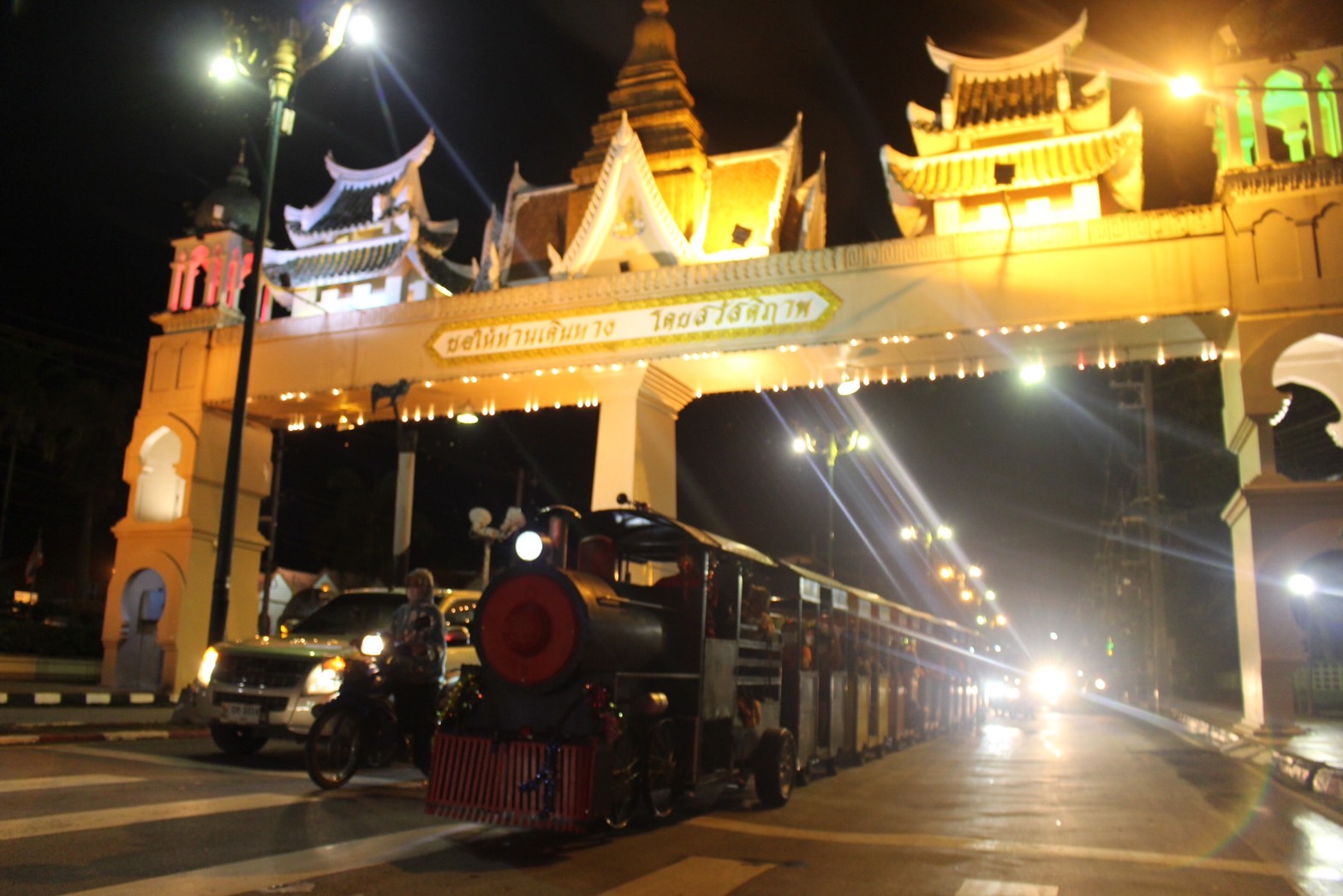 นักท่องเที่ยวแห่นั่งรถไฟหรรษาชมทัศนียภาพเมืองเบตงช่วงเทศกาลตรุษจีนกันคึกคัก