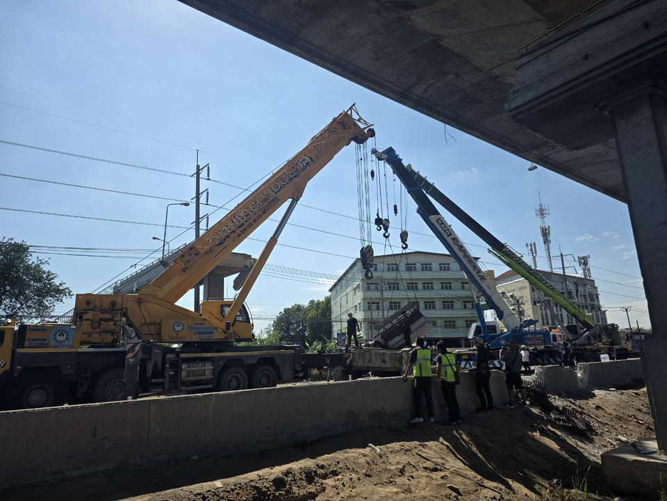 ทล.เร่งจัดการเหตุรถบรรทุกชนคานสะพานลอย บน ทล.34 สั่งรื้อย้ายคาน–ตรวจสอบโครงสร้าง ย้ำความปลอดภัยปชช.