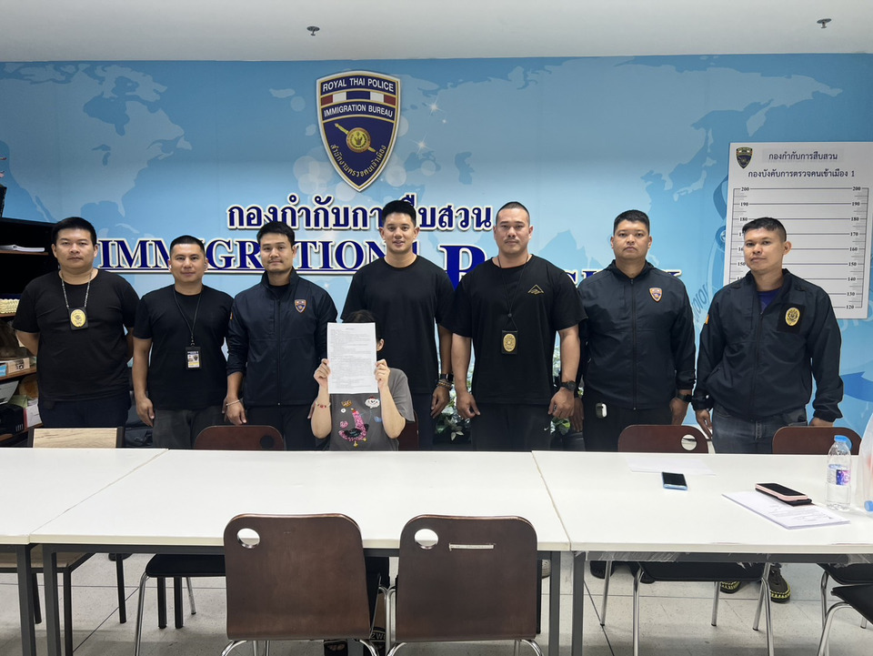 สืบ ตม.1 รวบ “เจ้เจีย” อาชญากรต่างชาติ บุคคลตามหมายจับประเทศจีน ปลอมแปลงเอกสารความเสียหายกว่า 200 ล้านบาท