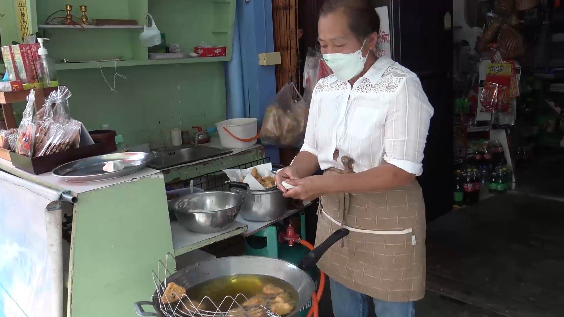 'ขนมค้างคาว'ของว่างไทยโบราณหากินยากบนถนนนางงามเปิดขายเฉพาะเสาร์-อาทิตย์