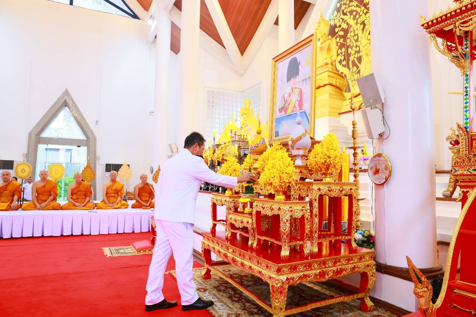 ผู้ว่าฯระยองนำประกอบเจริญพระพุทธมนต์และพิธีทำบุญตักบาตรเฉลิมพระเกียรติในหลวง