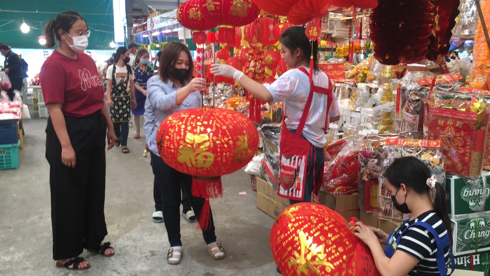 ตรุษจีนตลาดระยองคึกคัก ประชาชนแห่ซื้อของเซ่นไหว้ 