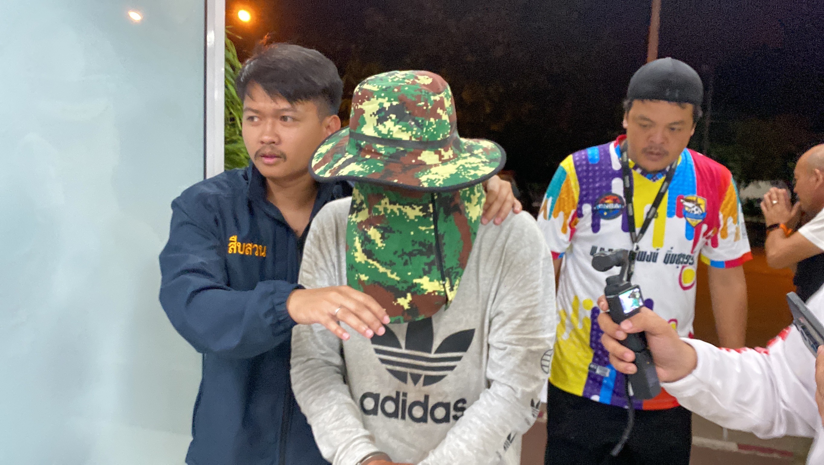 ชลบุรี พ่อทำปืนลั่นใส่ลูกชายวัย 9 ขวบ เจ็บ