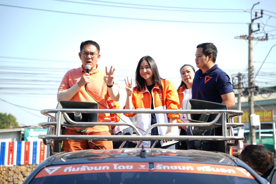 "วิโรจน์" ลงพื้นที่ฝั่งธน ชูนโยบายสวัสดิการถ้วนหน้า ย้ำรัฐบาลประชาชนทำงานเป็นทีม ไม่แบ่งโควตาหัวหน้ามุ้ง
