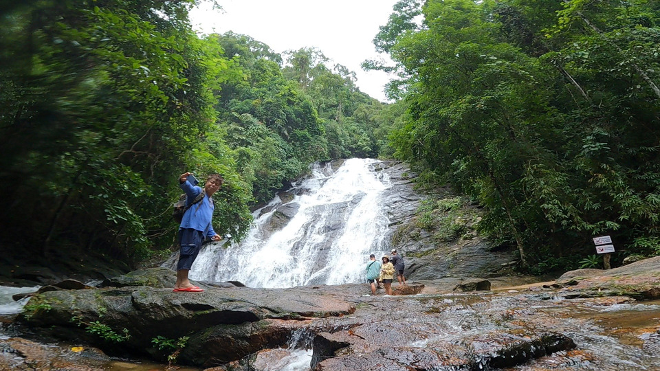 พังงาชวนเที่ยวหน้าฝน เดินป่า 650 เมตร ชมน้ำตกโตนไพร สวยงามกลางป่าดิบชื้น