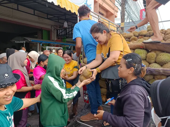 แม่ค้าทุเรียนใจดี    แจกฟรีหมอนทอง ชะนี 3, 000 กิโล แก่ชาวบ้าน หลังบนบานตาหลวงไข่ วัดเจดีย์   ยอดขายส่งออกทุเรียนได้กำไรทะลุเป้า
