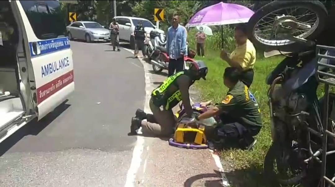 ตำรวจจราจร สภ.เมืองพังงา เข้าช่วยเหลือทำ CPR จักรยานยนต์พ่วงข้างเสียหลักตกลงข้างทางถนนไร้ฝุ่น