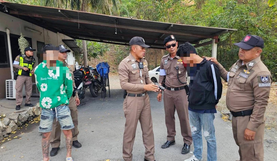 จราจรกาญจน์รวบ 3 หนุ่มขับเก๋งเถื่อน พกยาบ้า-เฮโรอีน-ปืนเพียบ พบหมายจับบัญชีม้า