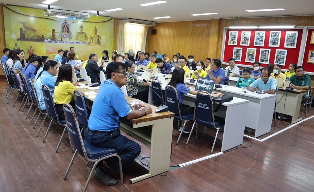 รองผู้ว่าฯอ่างทอง ประชุมหารือแนวทางช่วยเหลือและแก้ปัญหาการระบาดแมลงหวี่ขาวข้าว