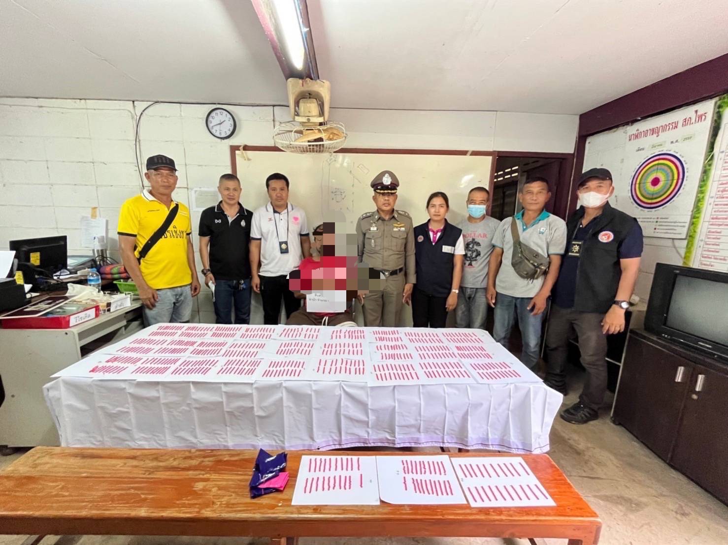 ตำรวจศรีสะเกษไล่จับหนุ่มเจ้าของฟาร์มเพาะเลี้ยงไก่ชนขายยาบ้าจะขอเคลียร์ ตำรวจไม่สนยึดของกลางรถจยย. 5 คันและเงินสดจำนวนมาก 
