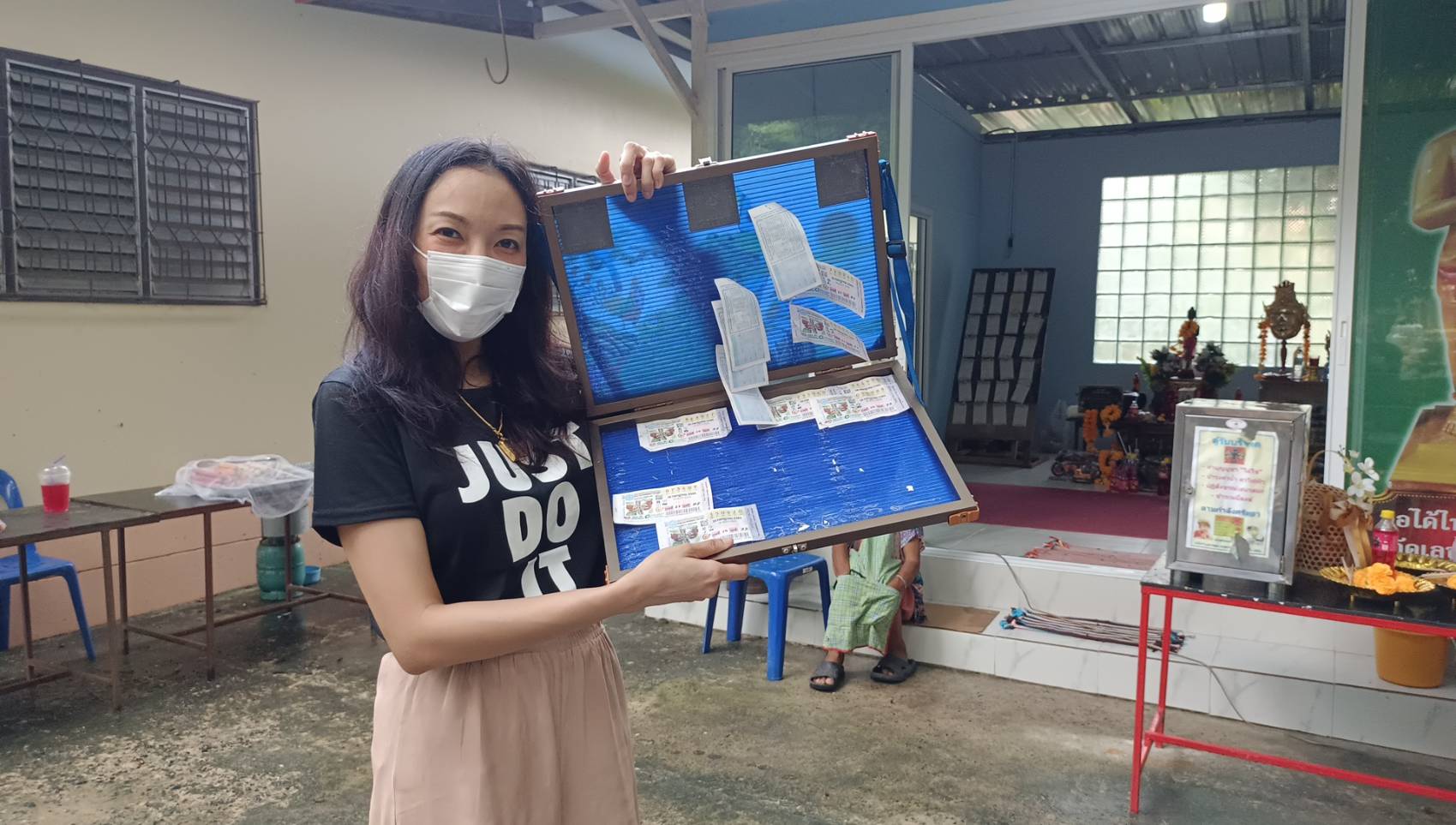  สาว กทม.ดวงเฮง ไหว้ไอ้ไข่ถูกรางวัลที่ 1 เหมาล็อตเตอรี่หมดแผง