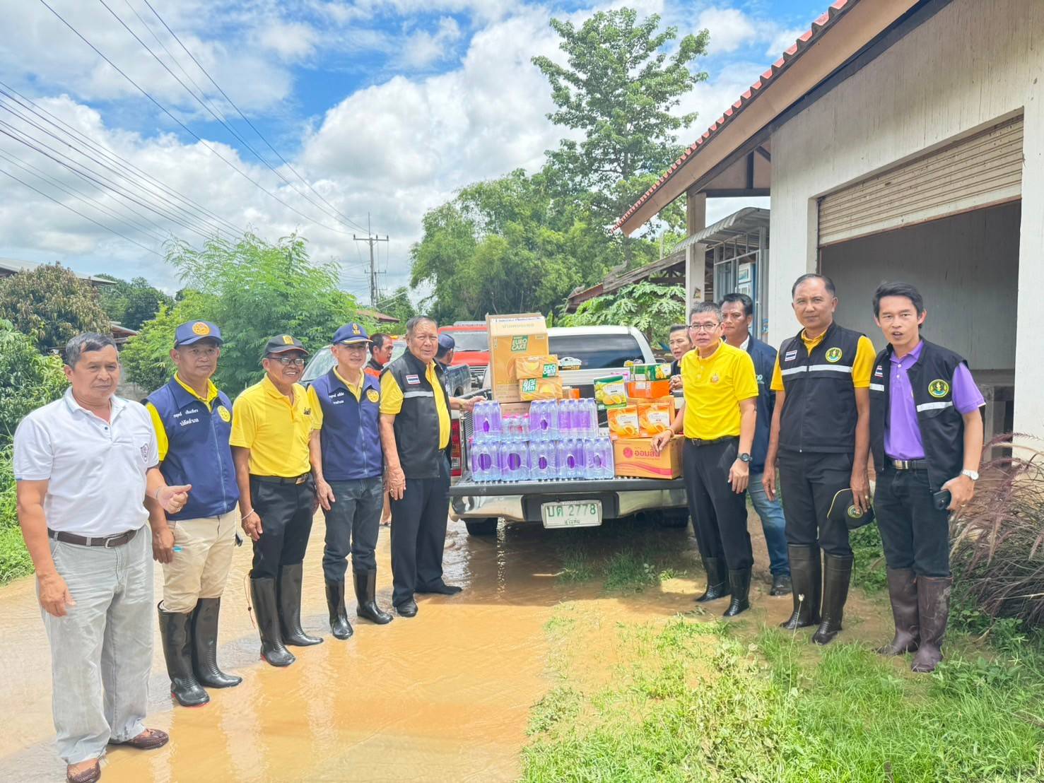 ผู้ว่าฯพร้อมหอการค้าสุโขทัยมอบน้ำดื่มของยังชีพแก่ประชาชนที่ถูกภัยน้ำท่วม
