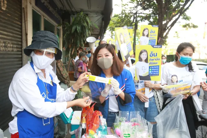 “ทิพานัน” ลุยแจกเฟซชีลด์พ่อค้า-แม่ค้า ในเขตจอมทอง-ธนบุรี ลดเสี่ยงโควิดฯ 