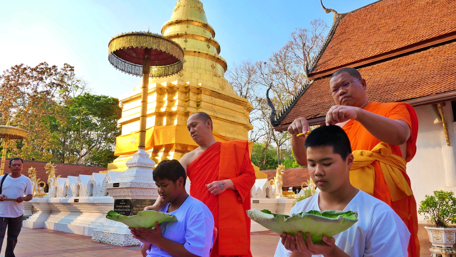  ปิดเทอมเติมธรรม ปลงผม 48 นาคน้อย เตรียมบรรพชาเป็นสามเณร