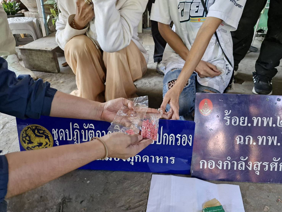 ทหารพรานบุกทลายแก๊งค้ายาบ้า 2 จุดกลางมุกดาหาร ยึดกว่า 300 เม็ด