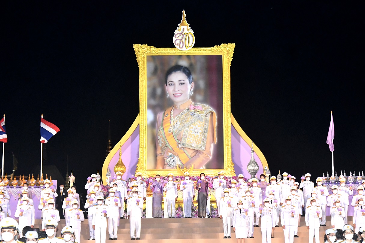 นายกรัฐมนตรีและภริยาเป็นประธานในพิธีจุดเทียนชัยถวายพระพรชัยมงคลสมเด็จพระราชินี