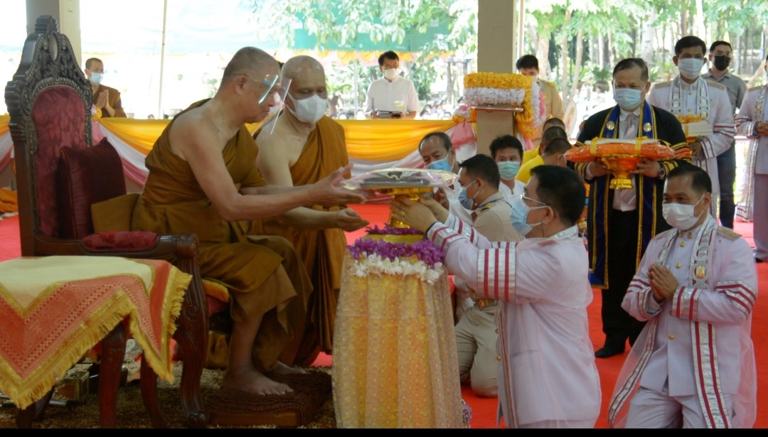 ด้วยศิลาจารวัตรงดงาม​ ถวายปริญญาพุทธศาสตรดุษฎีบัณฑิตกิตติมศักดิ์สาขาวิปัสสนาภาวนา แด่หลวงปู่ทองใบ วัดนาหลวง