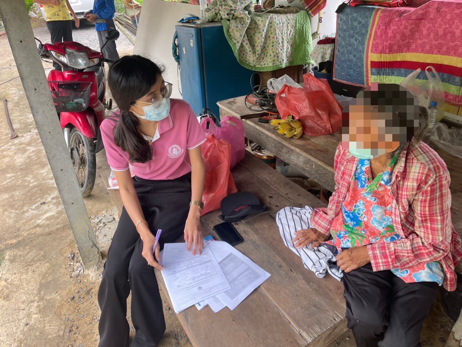 พม.อ่างทอง จัดทำสมุดพกครอบครัว ตามโครงการบูรณาการเพื่อพัฒนาคุณภาพชีวิตกลุ่มเปราะบางรายครัวเรือน