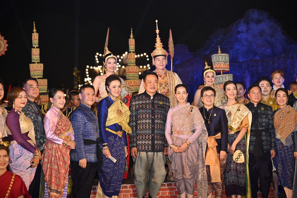 "นายกฯ"ควง "ภริยา" สวมชุดไทยเปิดงานสมเด็จพระนารายณ์ฯ ยัน “คนละครึ่ง” มาแน่ 1,000 เปอร์เซ็นต์