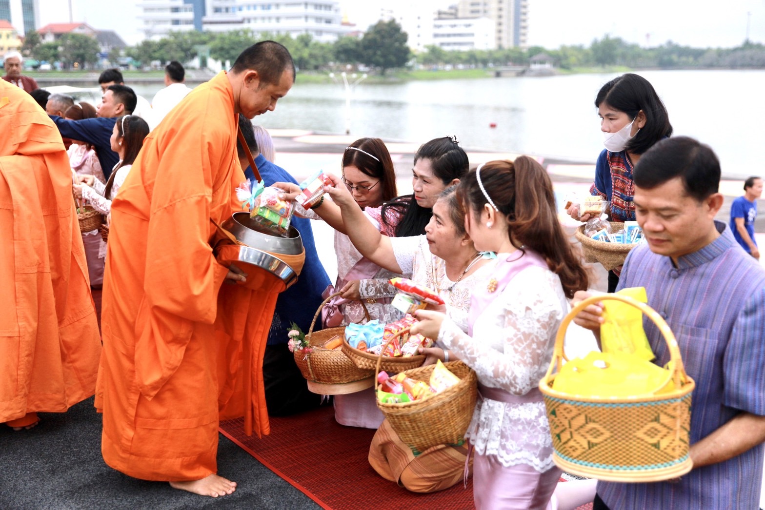 อบจ.อุดรธานีมอบกองพัสดุฯเข้าร่วมกิจกรรมวันอังคารสวมผ้าไทย ใส่บาตรพระหลังพิพิธภัณฑ์เมือง