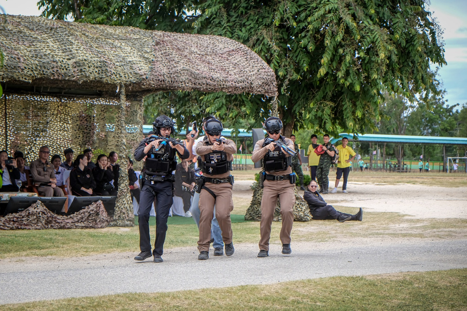 กองทัพ–ตำรวจผนึกกำลัง! ฝึก “เอาตัวรอดกราดยิงโรงเรียน” ลาดหญ้า กาญจนบุรี ย้ำหลัก “หนี–ซ่อน–สู้” ลดสูญเสียจริง