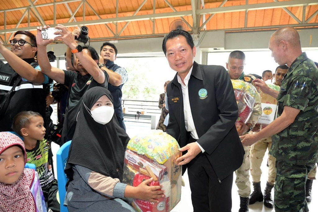 ห่วงใยชาวยะลา!! กรมชลฯ มอบถุงยังชีพบรรเทาความเดือดร้อนประชาชนที่ประสบอุทกภัย